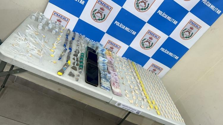 Dois jovens são presos e adolescente apreendido por tráfico de drogas em Volta Redonda