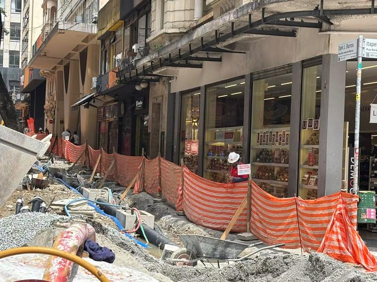 Obras de readequação do calçadão do Centro de SP reduzem movimento e causam prejuízo a comerciantes