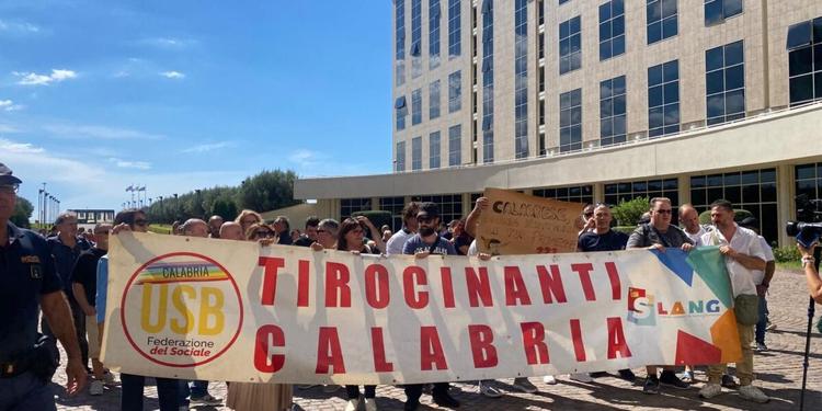 Tirocinanti Calabria, l’Usb protesta alla Cittadella: «Assunzioni dubbie»