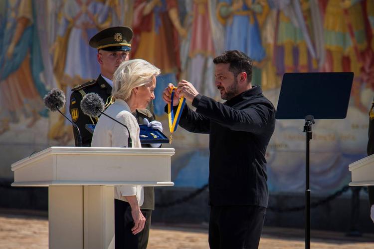 Von der Leyen a Kiev: intese su droni e fondi. Poi la fuga nel bunker per i missili di Mosca