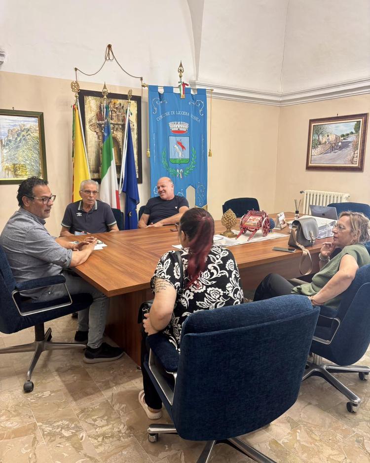 🤝 Incontro tra il Sindaco Santo Randone e i venditori ortofrutticoli di Licodia Eubea, un importante momento di confron...
