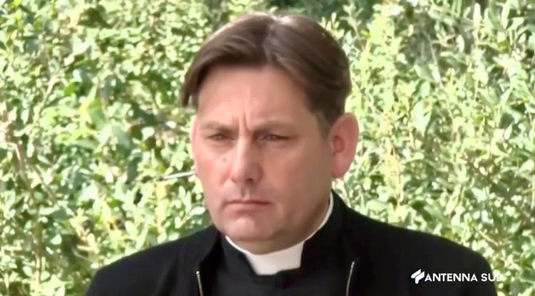 Roma, don Antonio Coluccia accerchiato e minacciato al Quarticciolo: tre denunciati