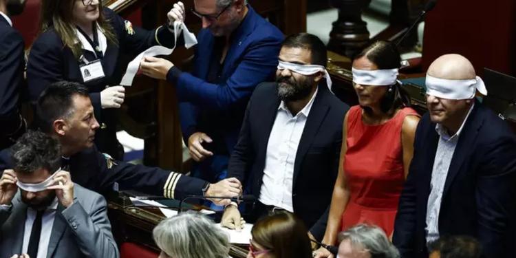 Caso Delmastro, la Camera nega l’acquisizione delle chat: bagarre in Aula dopo il voto: Verdi e Sinistra “bendati”