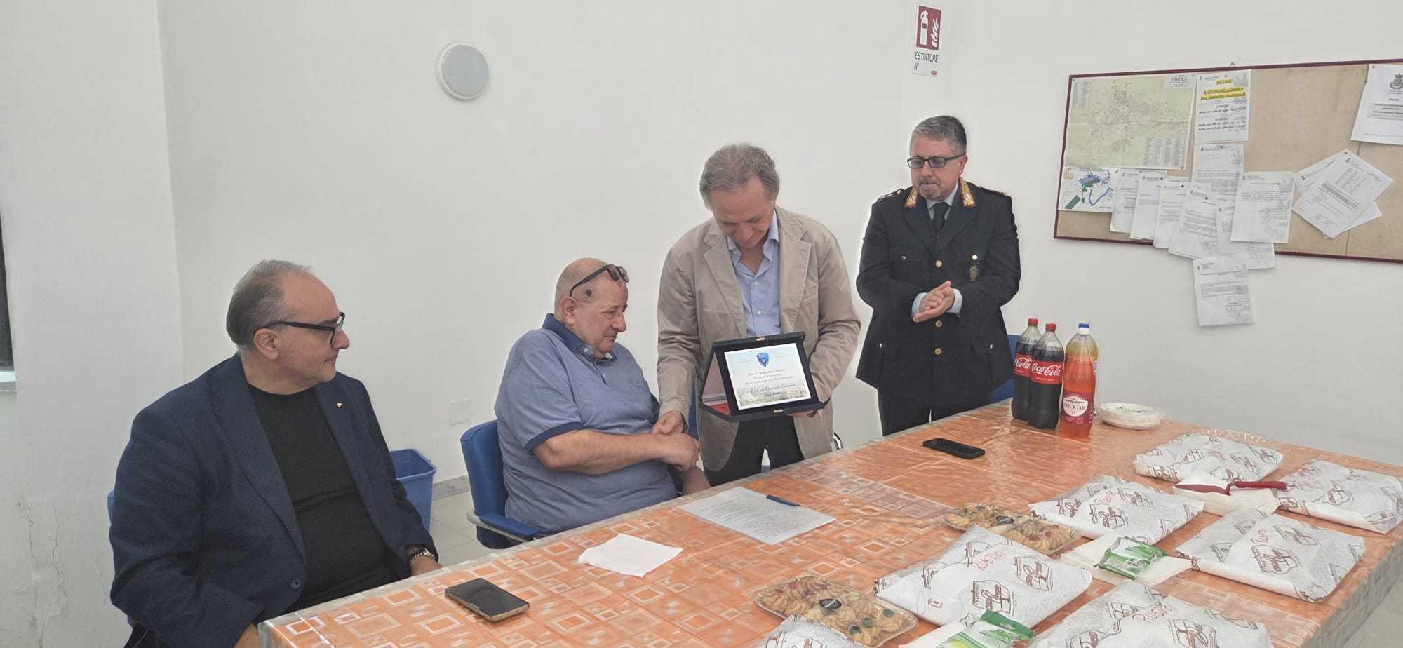 Eboli, il commosso saluto all’agente Carmine Quaranta: lascia la Polizia Municipale dopo 34 anni di servizio