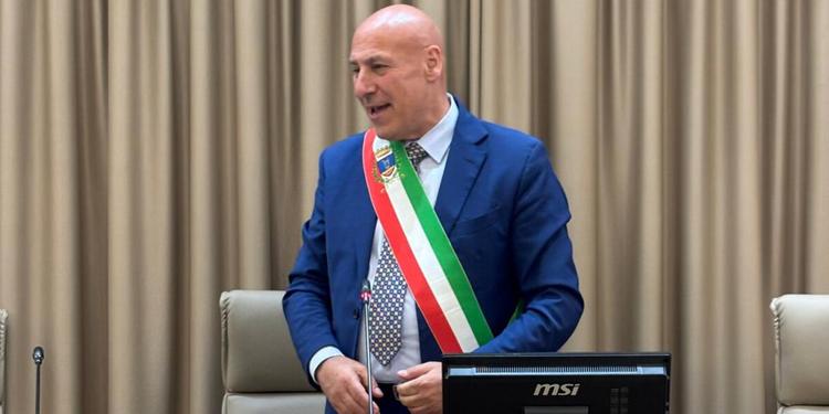 Crotone, Vincenzo Voce si insedia da sindaco: «Sarò il sindaco di tutti i cittadini»