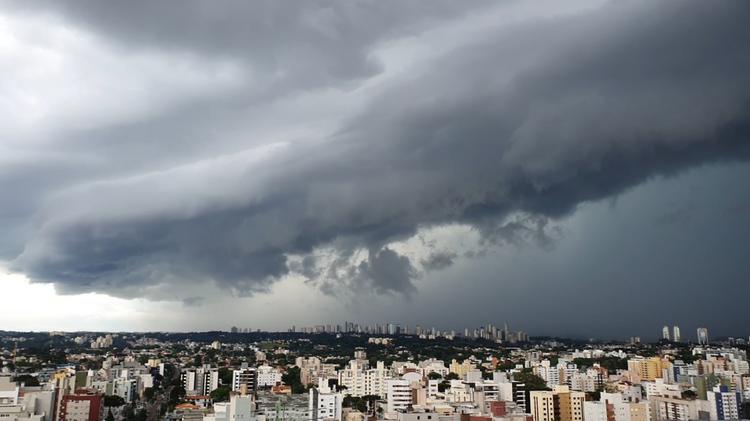 Paraná entra em alerta de tempestade com previsão de chuva intensa e rajadas de vento, segundo Inmet
