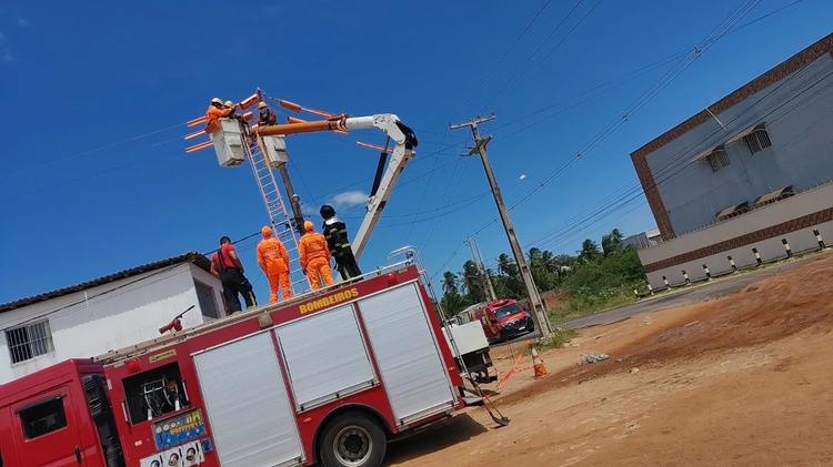 Trabalhadores ficam presos a 12 metros de altura após falha em guindaste no interior do RN