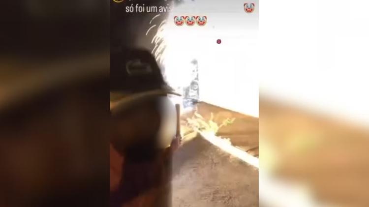 Adolescente lança fogos de artifício contra base da polícia e publica vídeo com frase: 'Só foi um aviso'