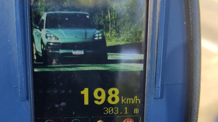 Porsche é flagrado a 198 km/h na BR-290 e motorista leva multa de quase R$ 1 mil
