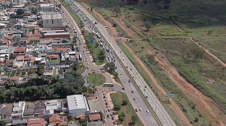 Acidente entre carro e moto trava trânsito na via Estrutural, no DF