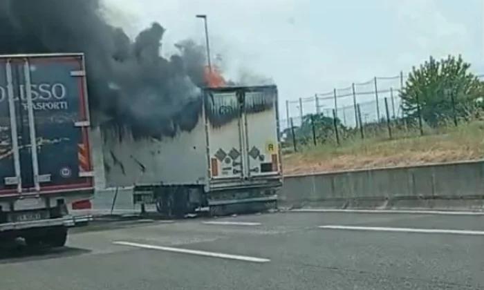 Paura sulla A2, camion in fiamme nei pressi dello svincolo di Montecorvino Pugliano