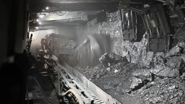 Oito mortos e dezenas de trabalhadores presos em mina de carvão na China