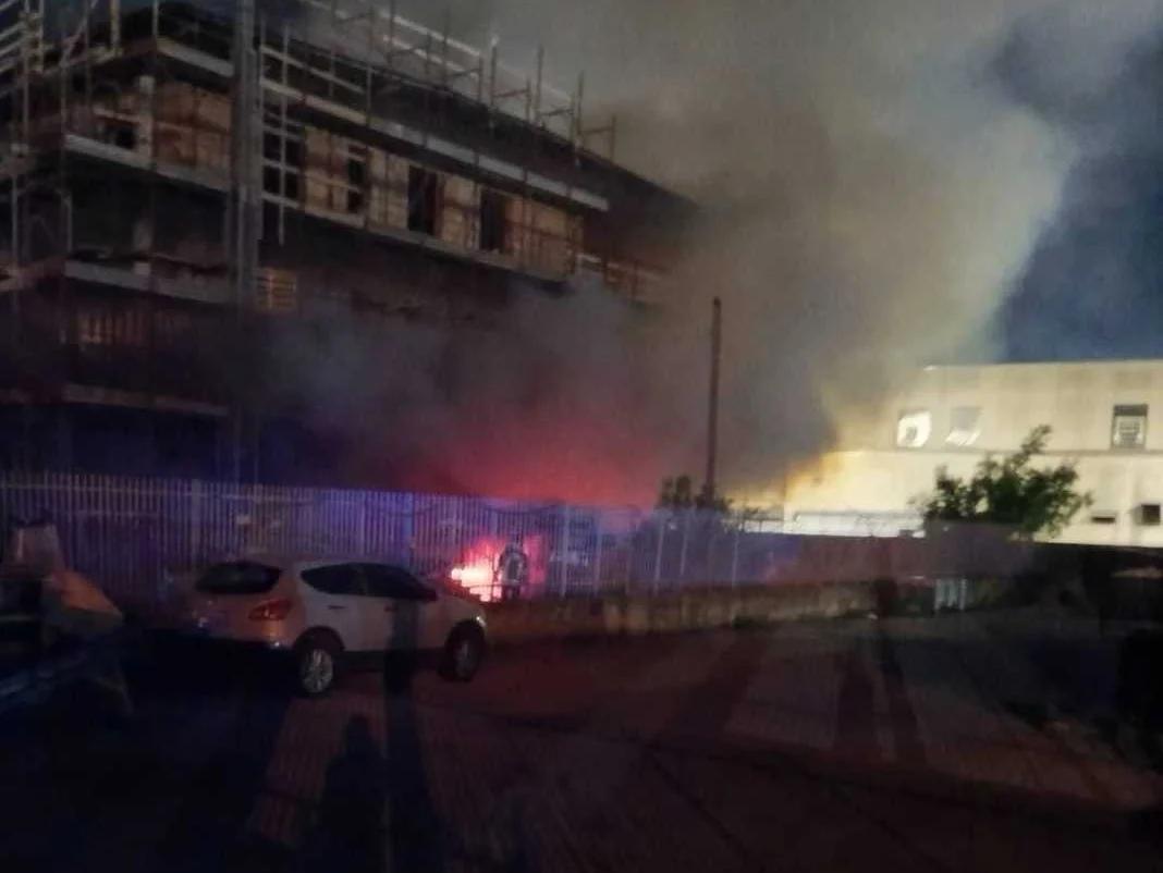 Incendio nella zona industriale di Battipaglia: fumo visibile a distanza, vigili del fuoco sul posto