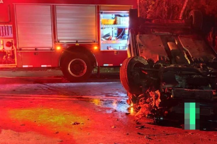 Capotamento deixa duas pessoas feridas na Rio-Santos, em Caraguatatuba