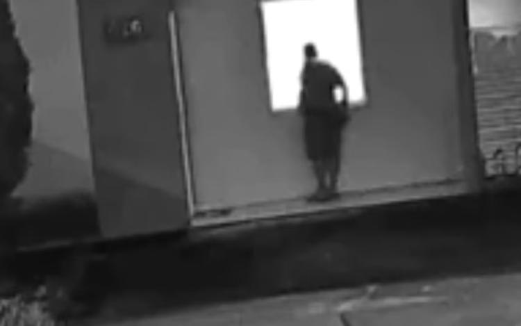 Homem que se masturbou na janela de vizinha é multado e pode ser expulso de condomínio na Bahia