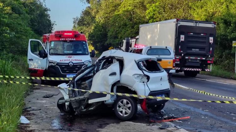 Motorista morre após carro bater de frente com caminhão na RS-118