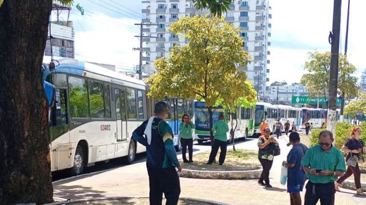 Greve de ônibus em Manaus: rodoviários paralisam 100% da frota nesta segunda-feira