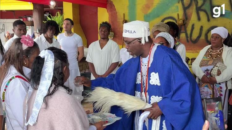 Rei de comunidade da Nigéria visita territórios de matriz africana no RS