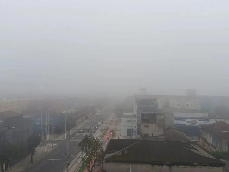 Nevoeiro interrompe movimentação no maior porto da América do Sul; VÍDEO