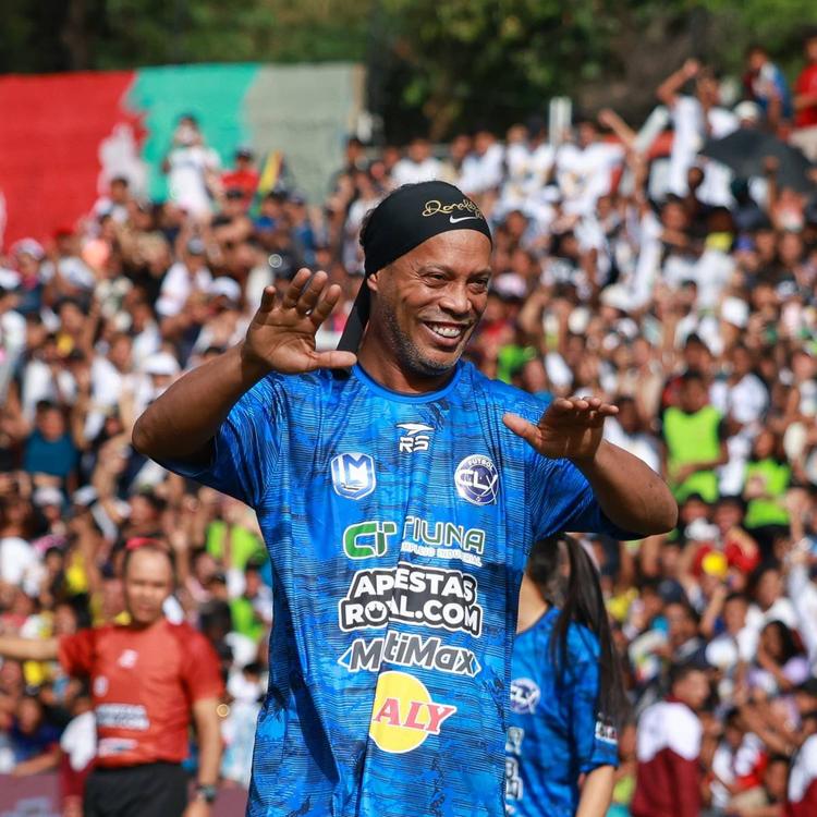 “Non vedo l’ora di danzare con il pallone”: Ronaldinho è un nuovo calciatore del Ravenna