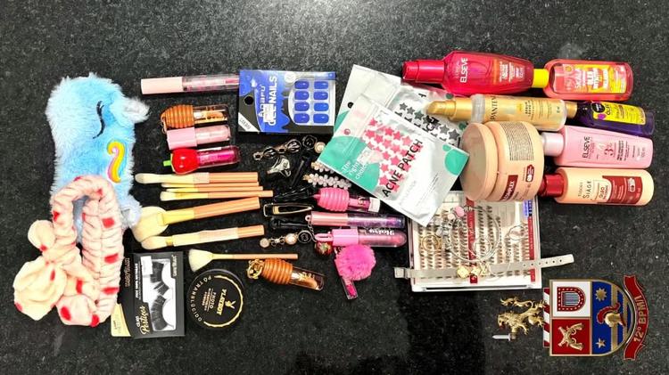 Mãe encontra bijuterias e cosméticos furtados no quarto da filha adolescente e aciona polícia em São Manuel