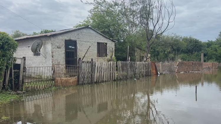 Em alerta para temporais, RS tem ventos de mais de 100 km/h, 56 mil sem luz e 300 fora de casa