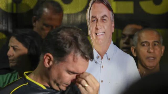 Flávio diz que Jair Bolsonaro o aconselhou a falar a verdade e que Eduardo vive de doação do pai