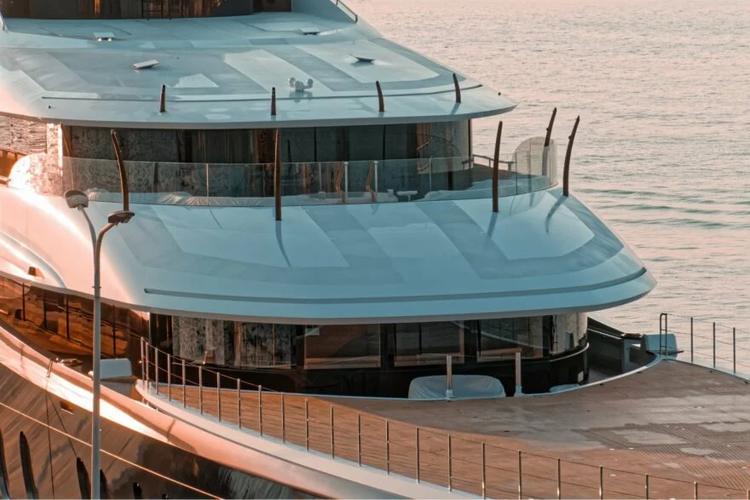 Que s’est-il passé entre le yacht de Zuckerberg et ce bateau en difficulté&nbsp;? Panique à bord en Alaska