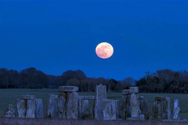 Mondaufgang über dem Steinkreis von Stonehenge.Copyright/Quelle: Andre Pattenden / English-Heritage.org.uk