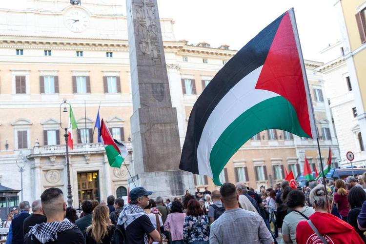I militanti accusano: "Torture". Il ritorno in aereo a loro spese