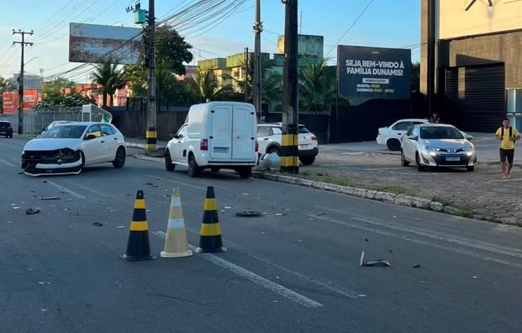 Carro que saía de posto de combustível é atingido por veículo em alta velocidade em São Luís