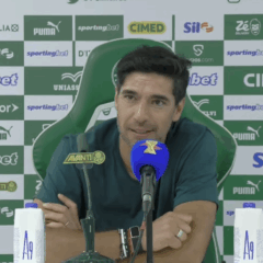 Abel Ferreira durante coletiva de imprensa na Arena Barueri (Foto: Reprodução / TV Palmeiras) 