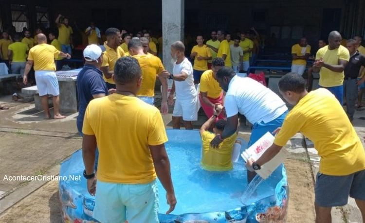 Más de 400 presos fueron bautizados tras escuchar el Evangelio en cárcel de Panamá