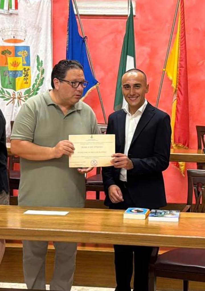 CONSEGNA BORSA DI STUDIO Ieri sera è stata consegnata la borsa di studio istituita dall'amministrazione per gli studenti...