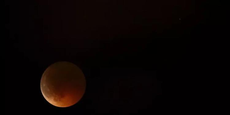 Un’altra eclissi: il 28 agosto la “Luna rossa” visibile all’alba in Italia