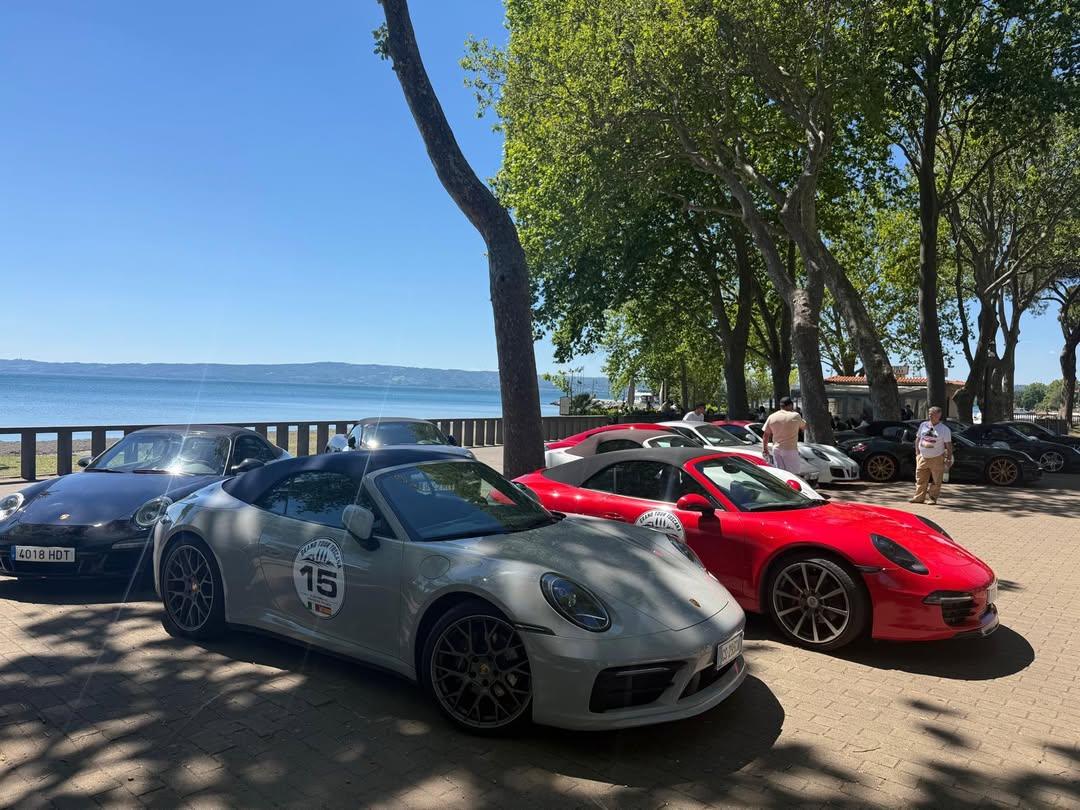 🇮🇹🚗💨 Che bello aver accolto i nostri amici del Porsche Club Montes de Málaga durante il loro tour italiano!  Con le...