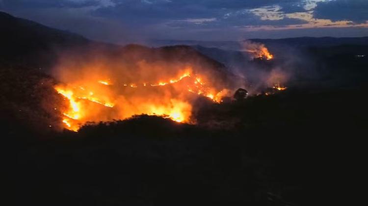 Incêndio florestal de cerca de 15 km atinge serra em Goiás; vídeo