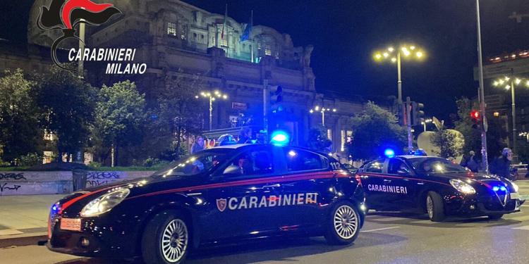 «Mi hanno violentata»: donna trovata sotto choc davati a un fast food a Milano