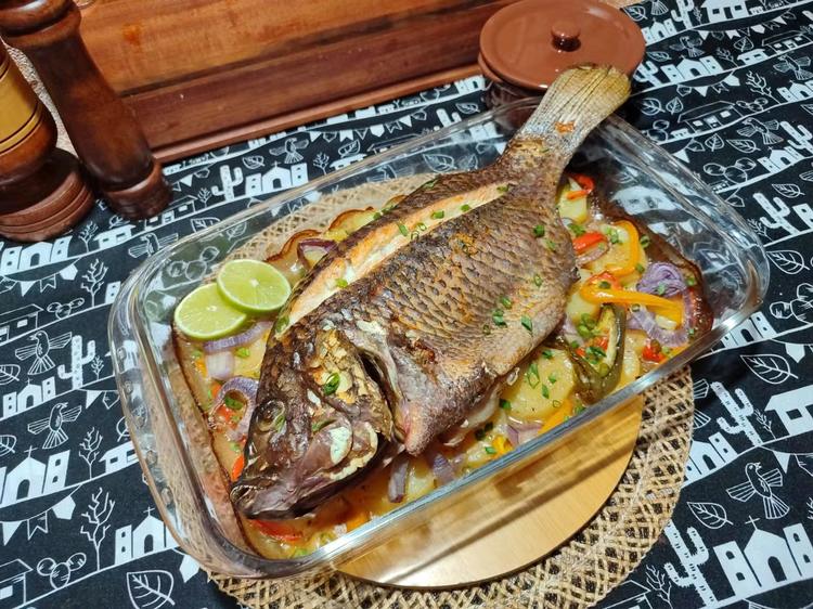 Aprenda a fazer tilápia assada com batatas e legumes