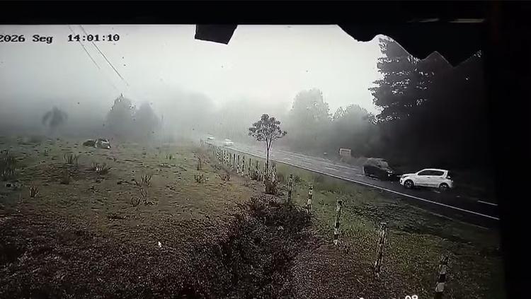 Batida entre dois carros deixa mortos, incluindo criança, na Serra Dona Francisca