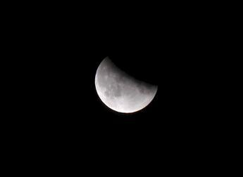 Eclissi di Luna, dalle ipotesi transilvaniche alle micro‑maree: i fake degli effetti sul corpo