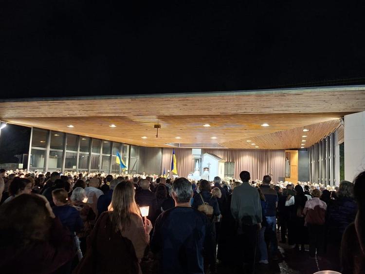 130 Servi della Sofferenza zu Füssen der Madonna von Fatima