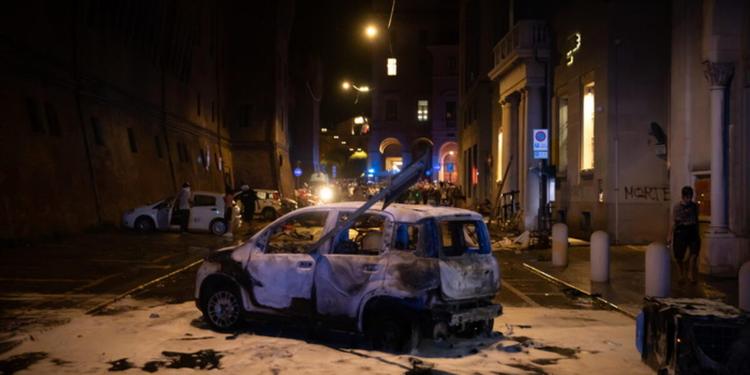 Guerriglia a Bologna fino a tarda notte: incendiata anche un'auto del Comune