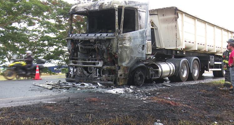 Caminhão com 45 toneladas de açúcar pega fogo em rodovia em Ribeirão Preto, SP, após problema no ar-condicionado