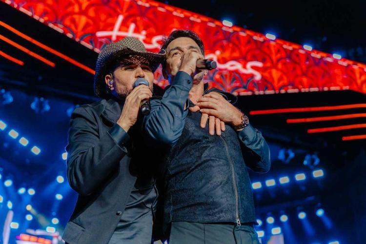 Histórias no Mineirão: ídolos sertanejos descem do palco e cantam no meio do público em BH