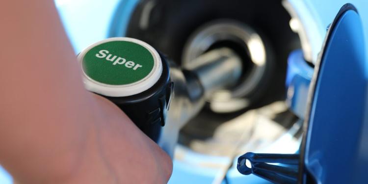 Carburanti, stangata d'estate: prezzi ancora in salita, benzina a 1,949 euro e diesel vicino ai 2,20 in autostrada