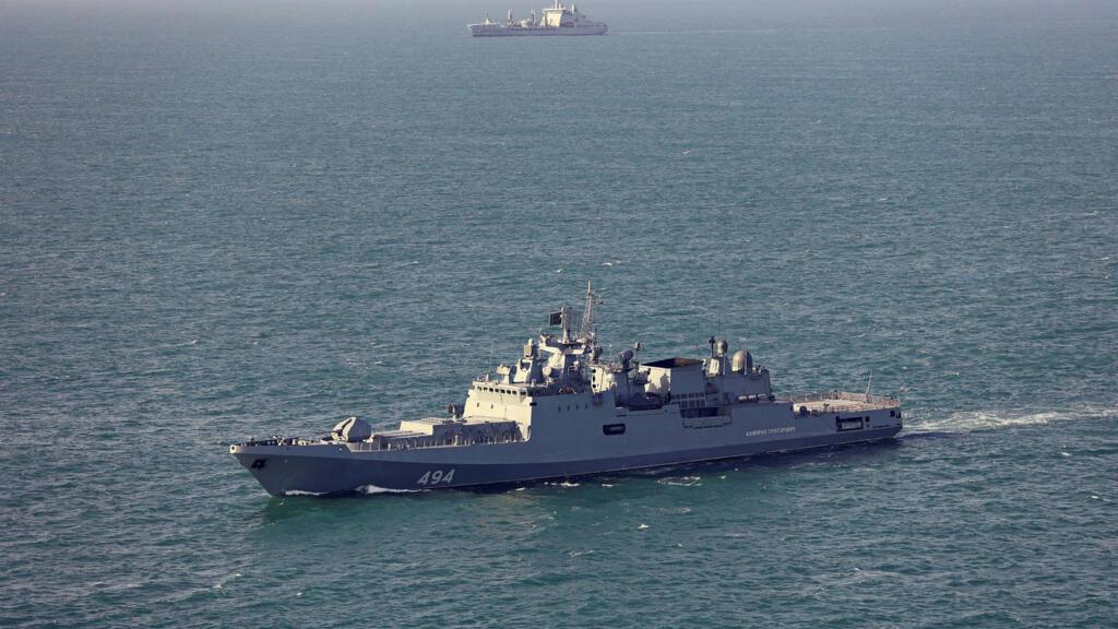 Un navire de guerre russe tire des coups de semonce dans la Manche