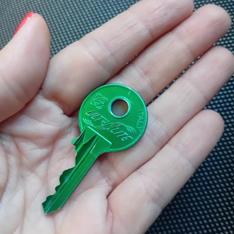 🟡AVVISO🟡 Questa mattina è stata ritrovata questa chiave verde presso la fontana della Pineta Comunale di Petralia Sott...
