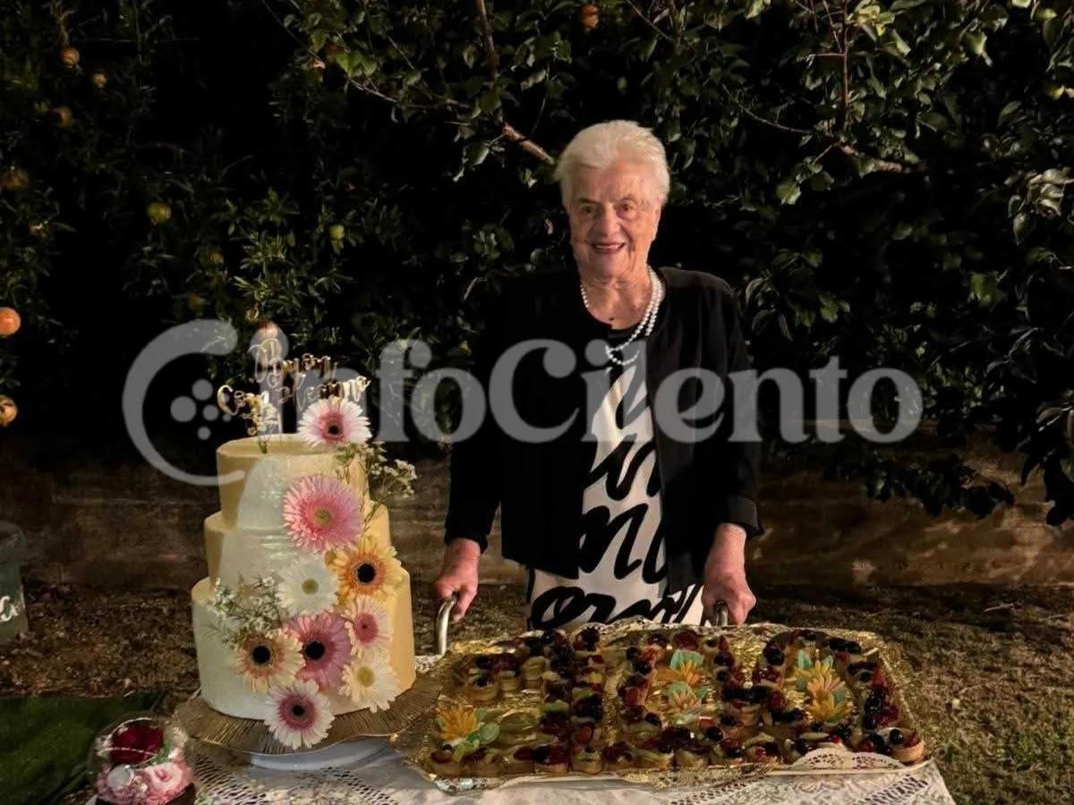 Sala Consilina in festa: nonna Arcangela Gallo compie 100 anni