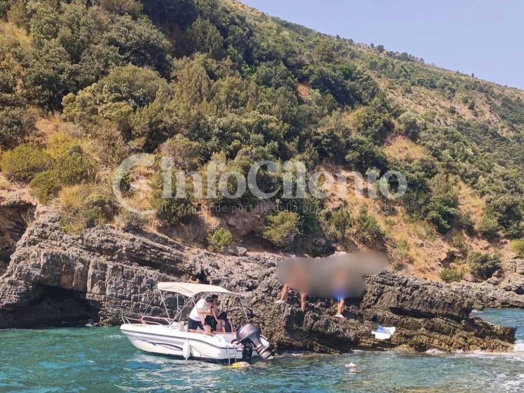 Scario, barca con 7 turisti cinesi si incaglia nella Grotta della Molara: tratti in salvo dalla Guardia Costiera